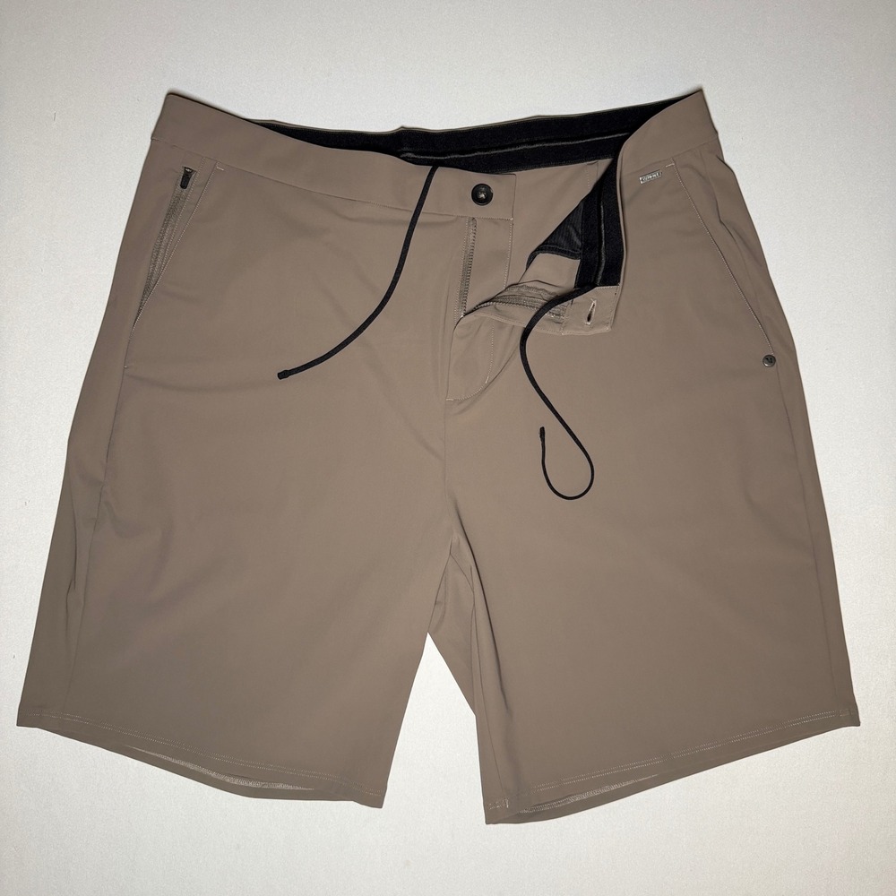 Vuori Fleet Shorts Mens XXL Khaki Tan Golf Stretch Tech Performance Zip V386